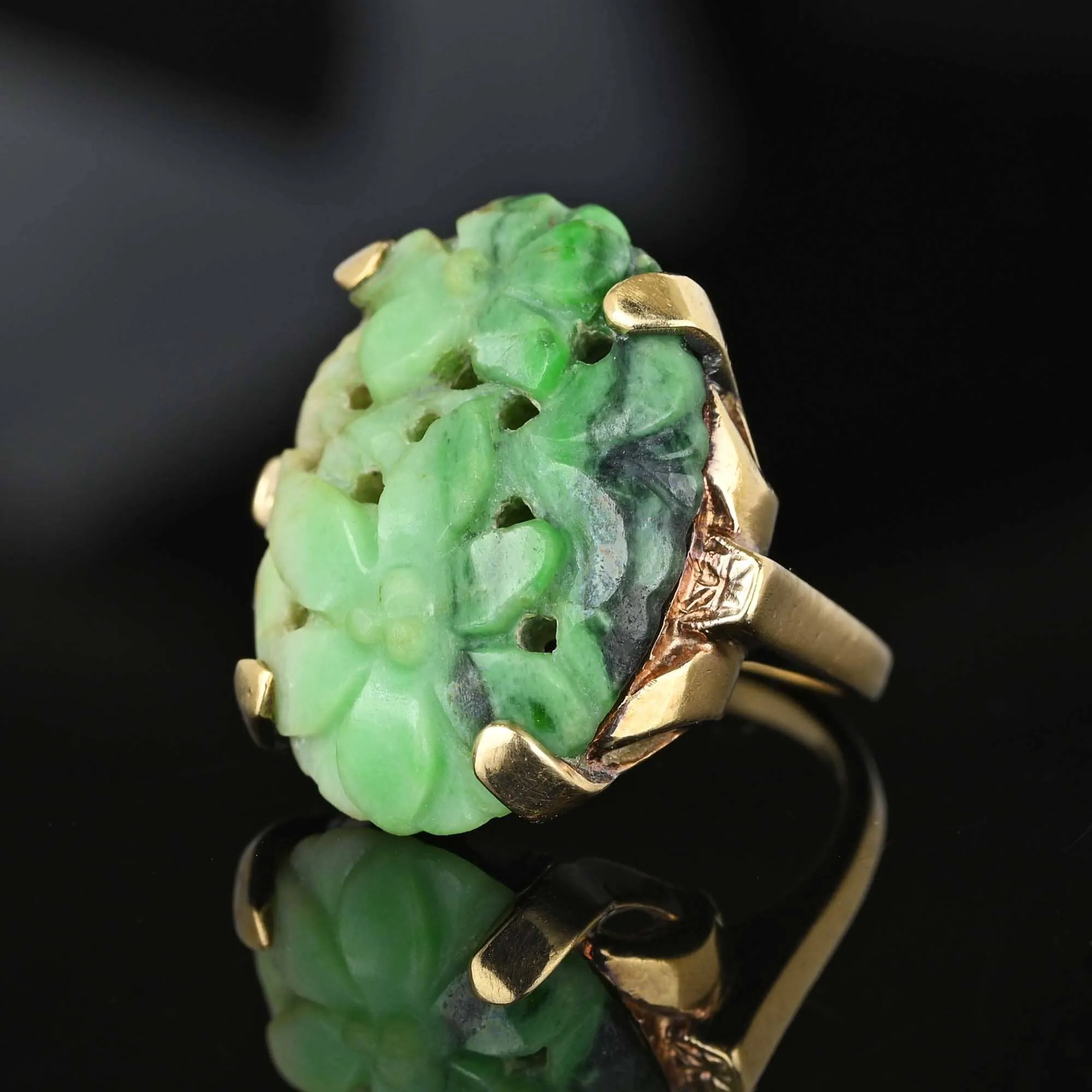 1930s Carved Floral Pierced Jade Ring in Gold