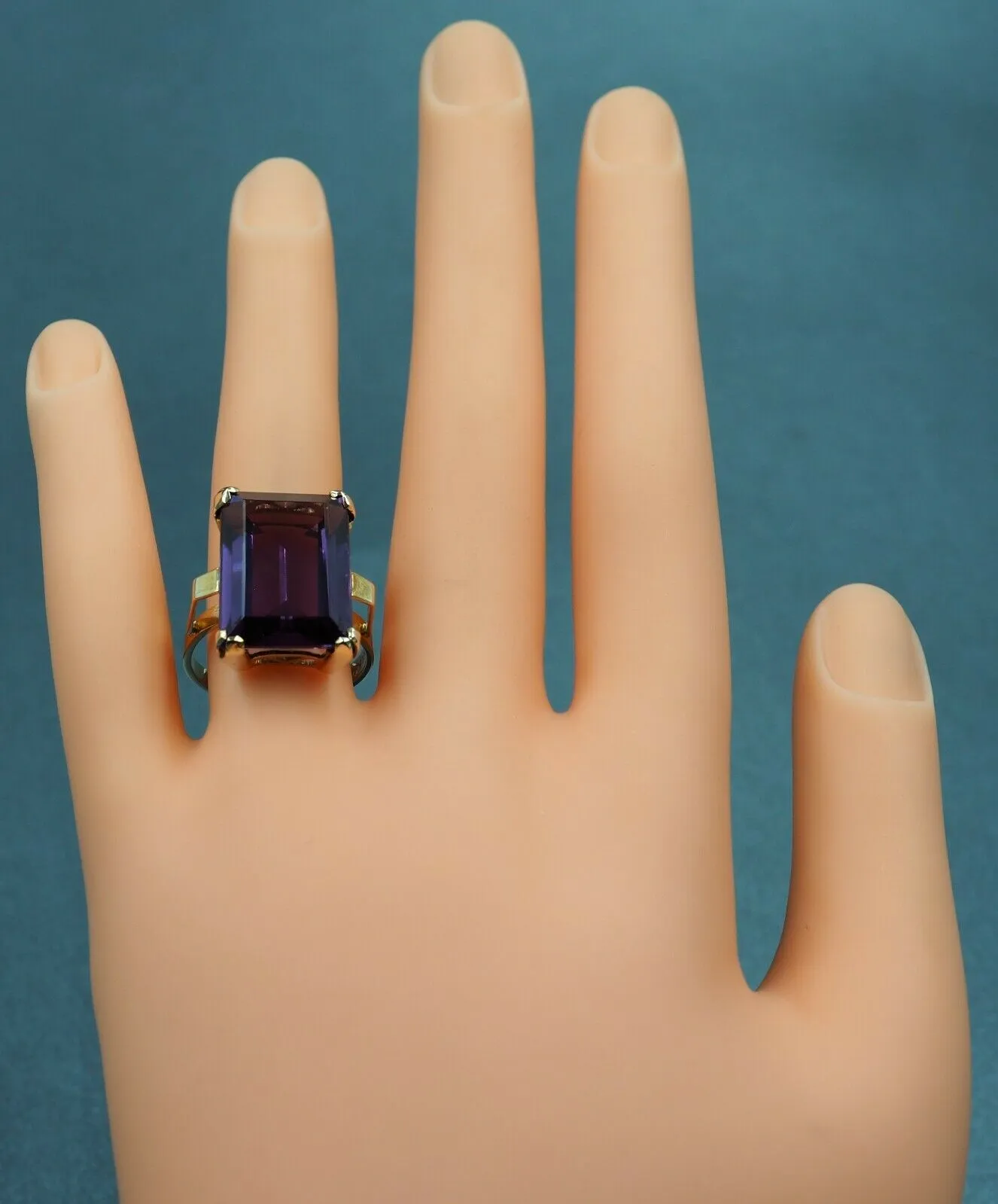 Colour Changing Sapphire 9ct Yellow Gold Dress Ring