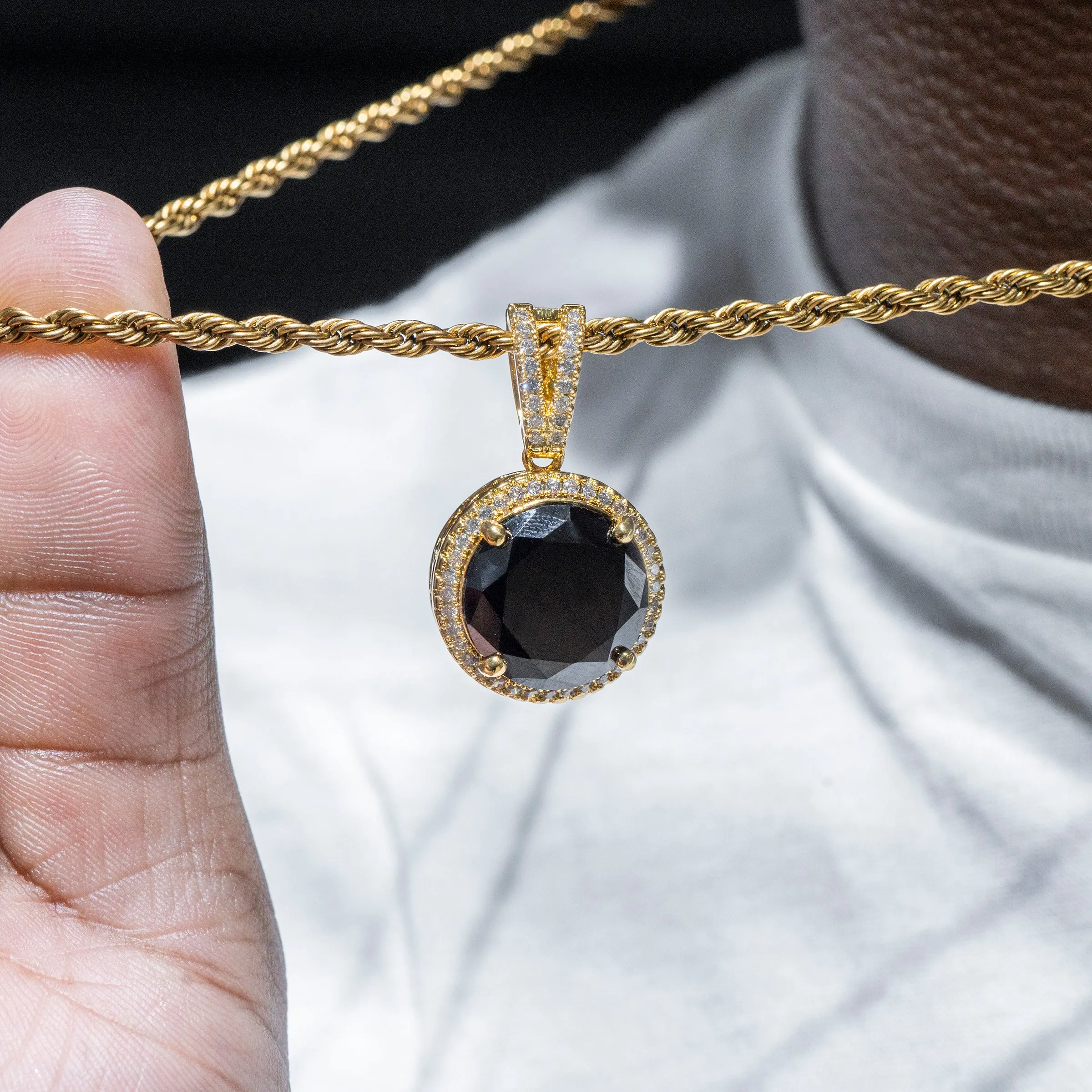 Mens Gold Circle Onyx Necklace | Appx. 17 Grams