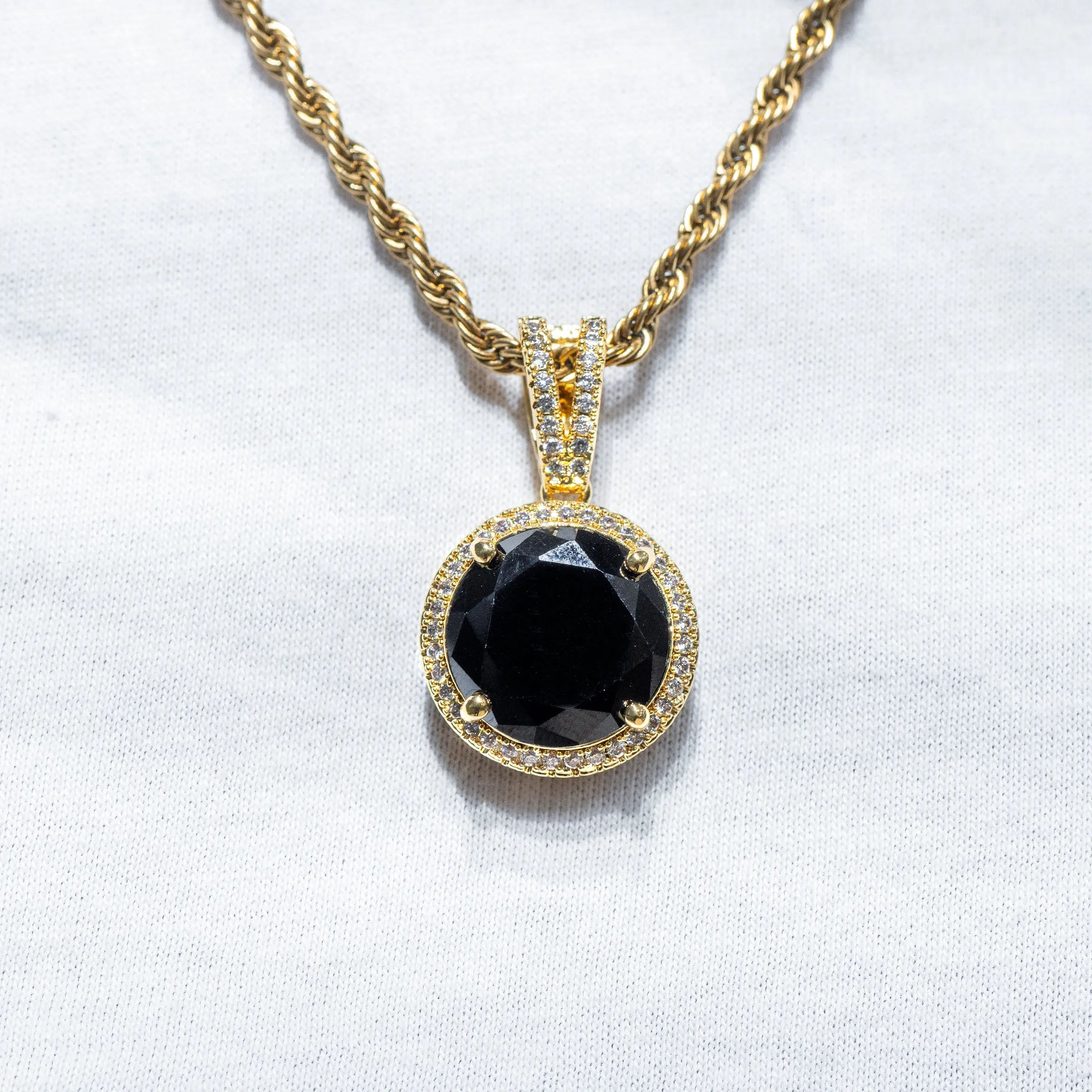 Mens Gold Circle Onyx Necklace | Appx. 17 Grams