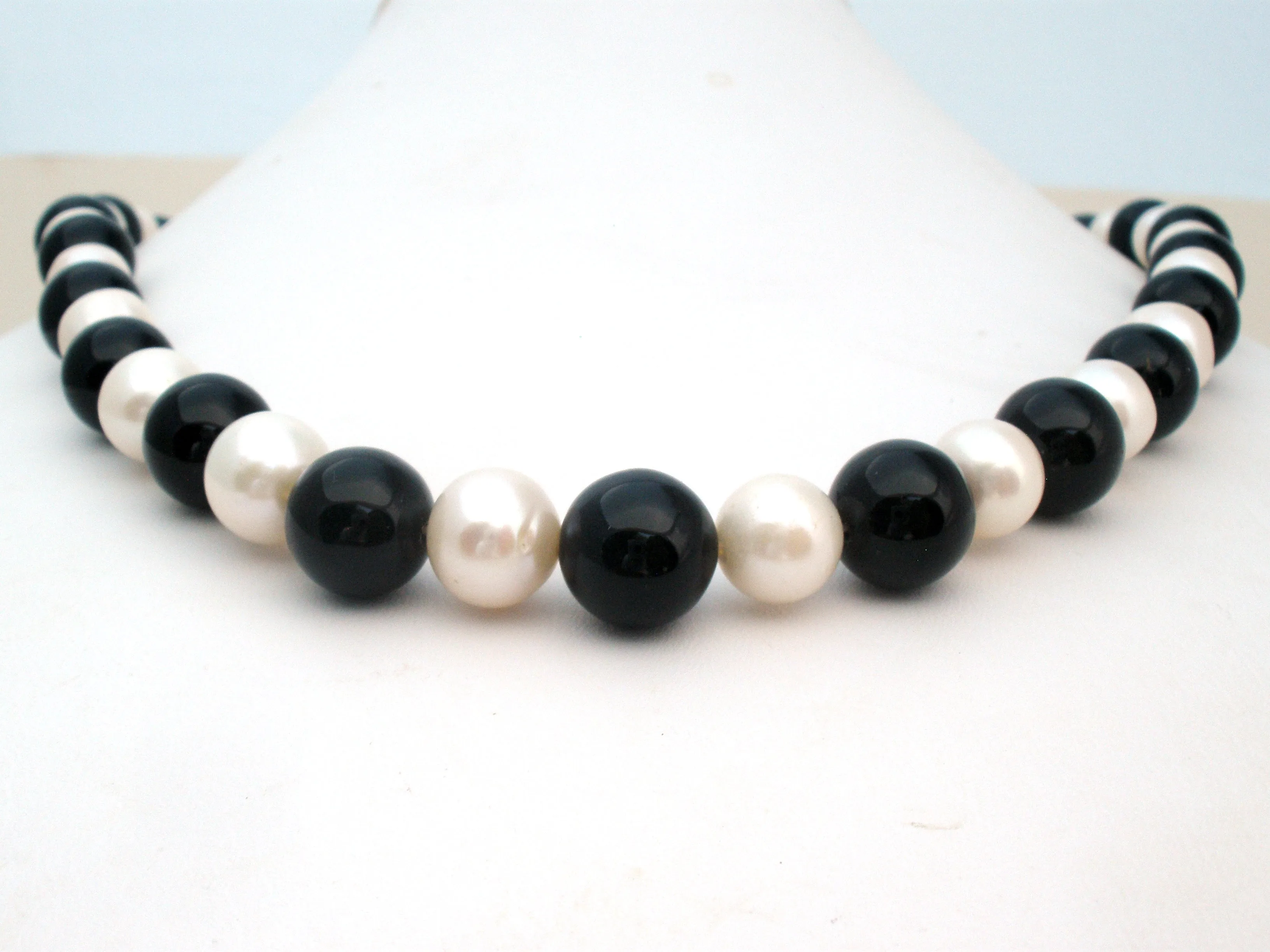 Pearl & Black Onyx Bead Necklace 14K Gold 18"