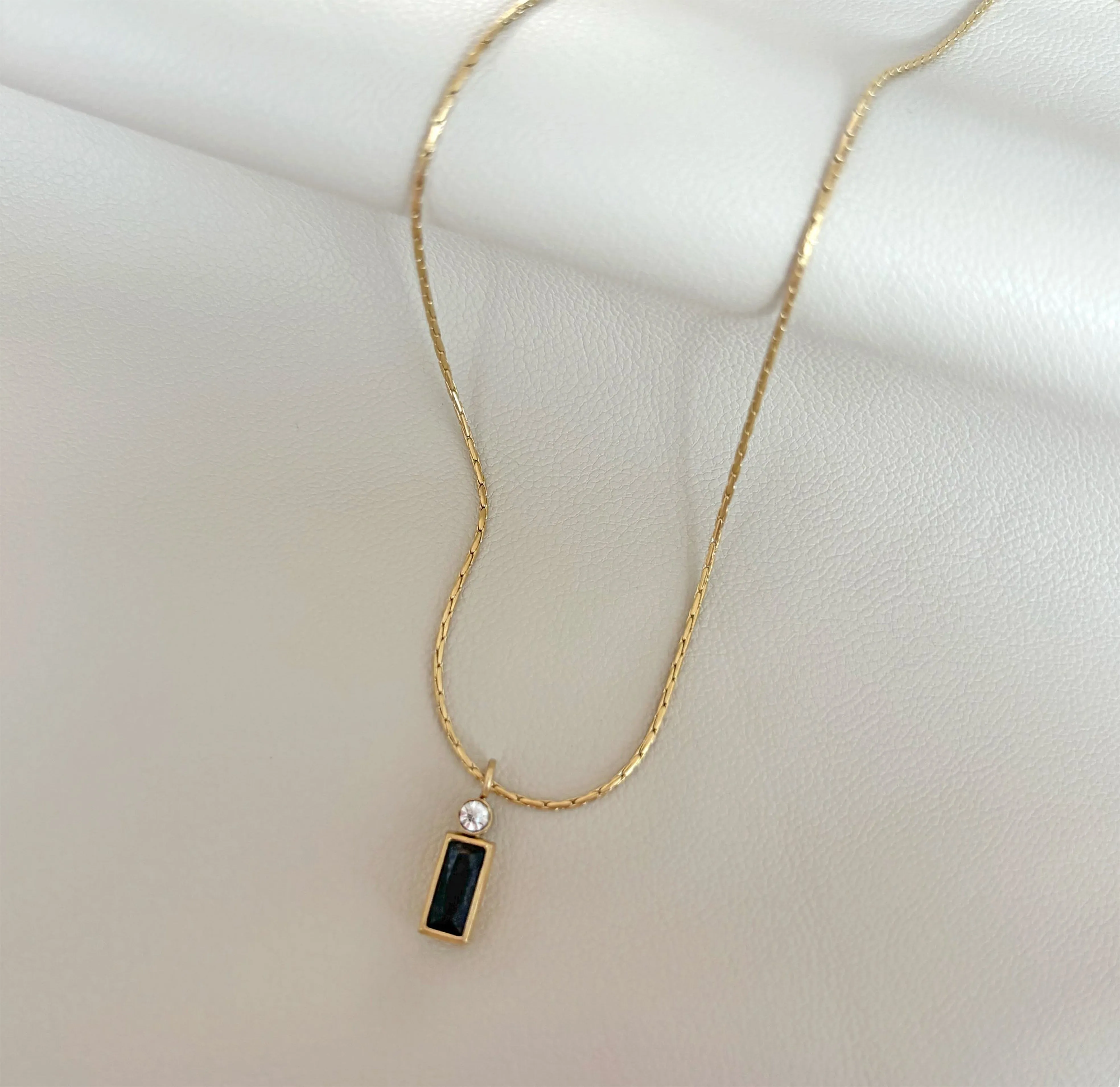 REN DAINTY BLACK PENDANT NECKLACE