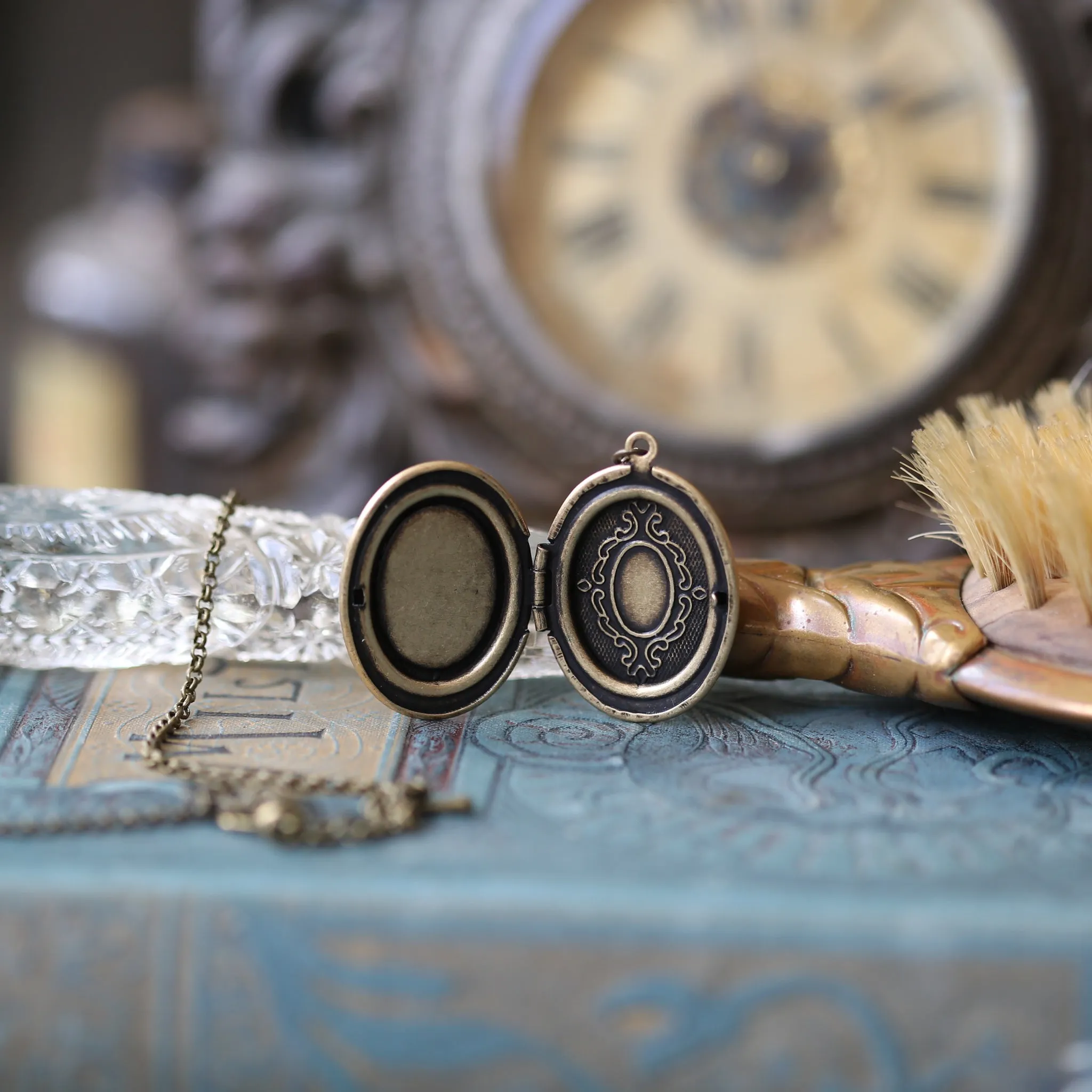 Stone Oval Locket in Onyx, Snowflake Obsidian or White Howlite