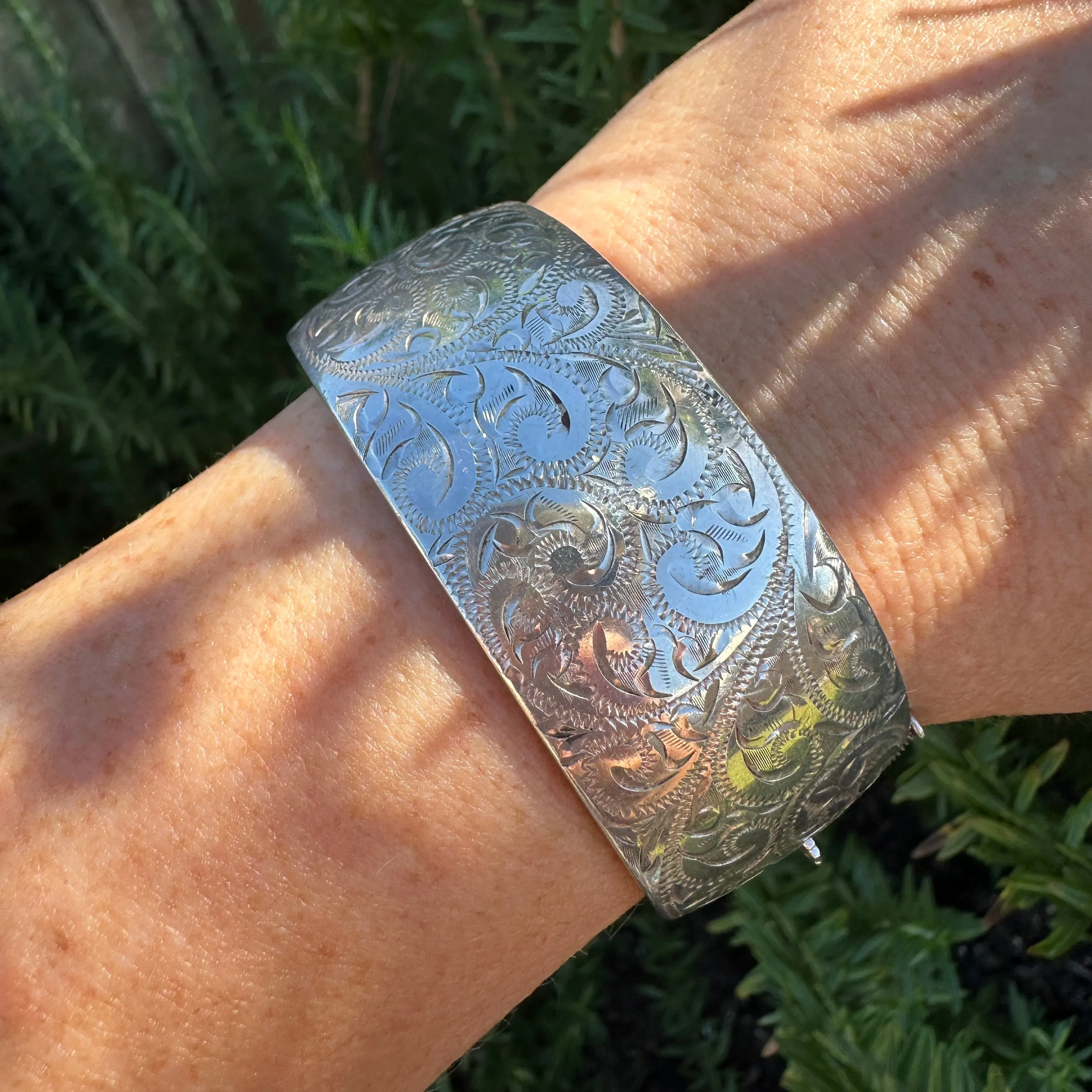 Vintage Hinged New Zealand Engraved Silver Hollow Bangle, Leaf or Fern Design, 25.75mm, 39.5g