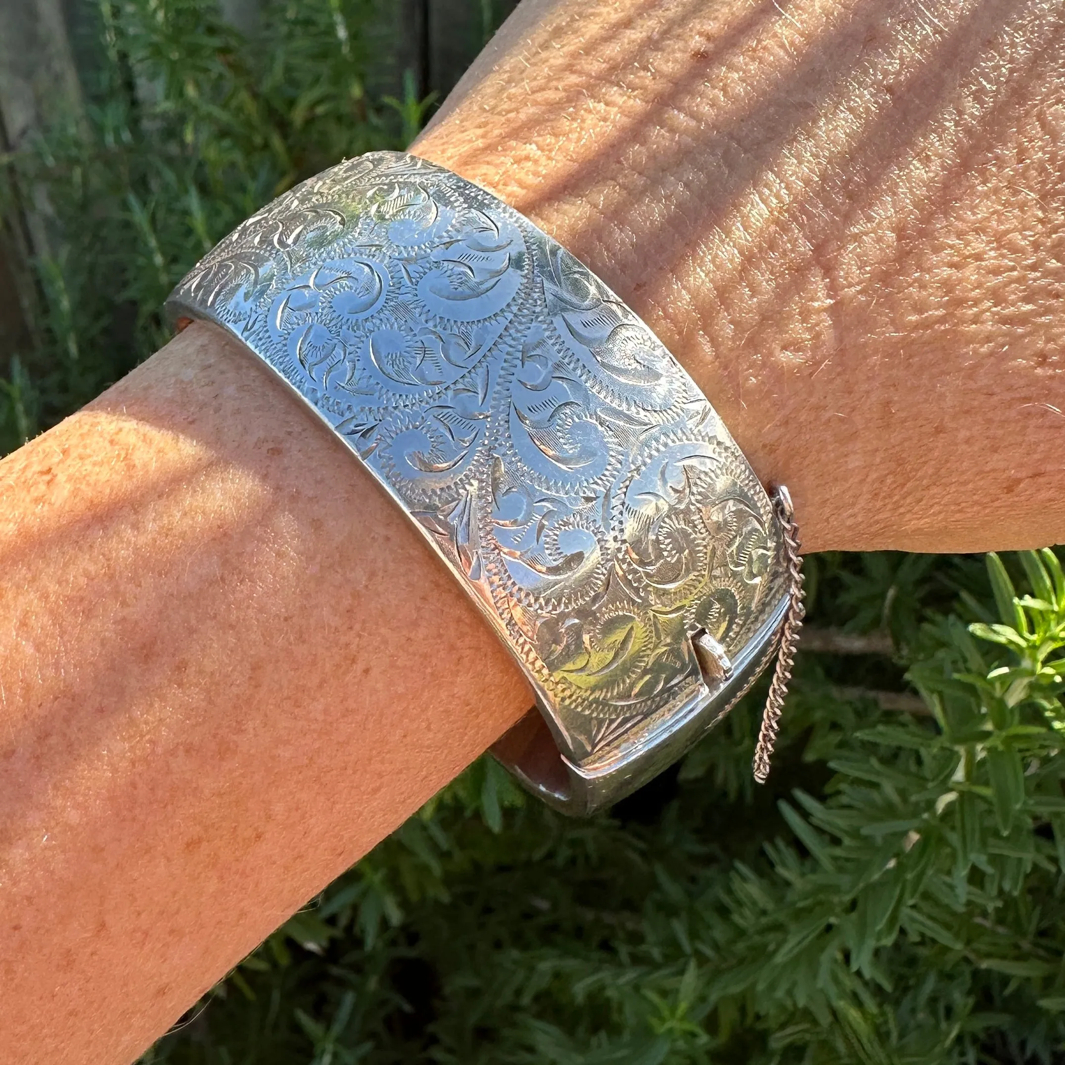 Vintage Hinged New Zealand Engraved Silver Hollow Bangle, Leaf or Fern Design, 25.75mm, 39.5g