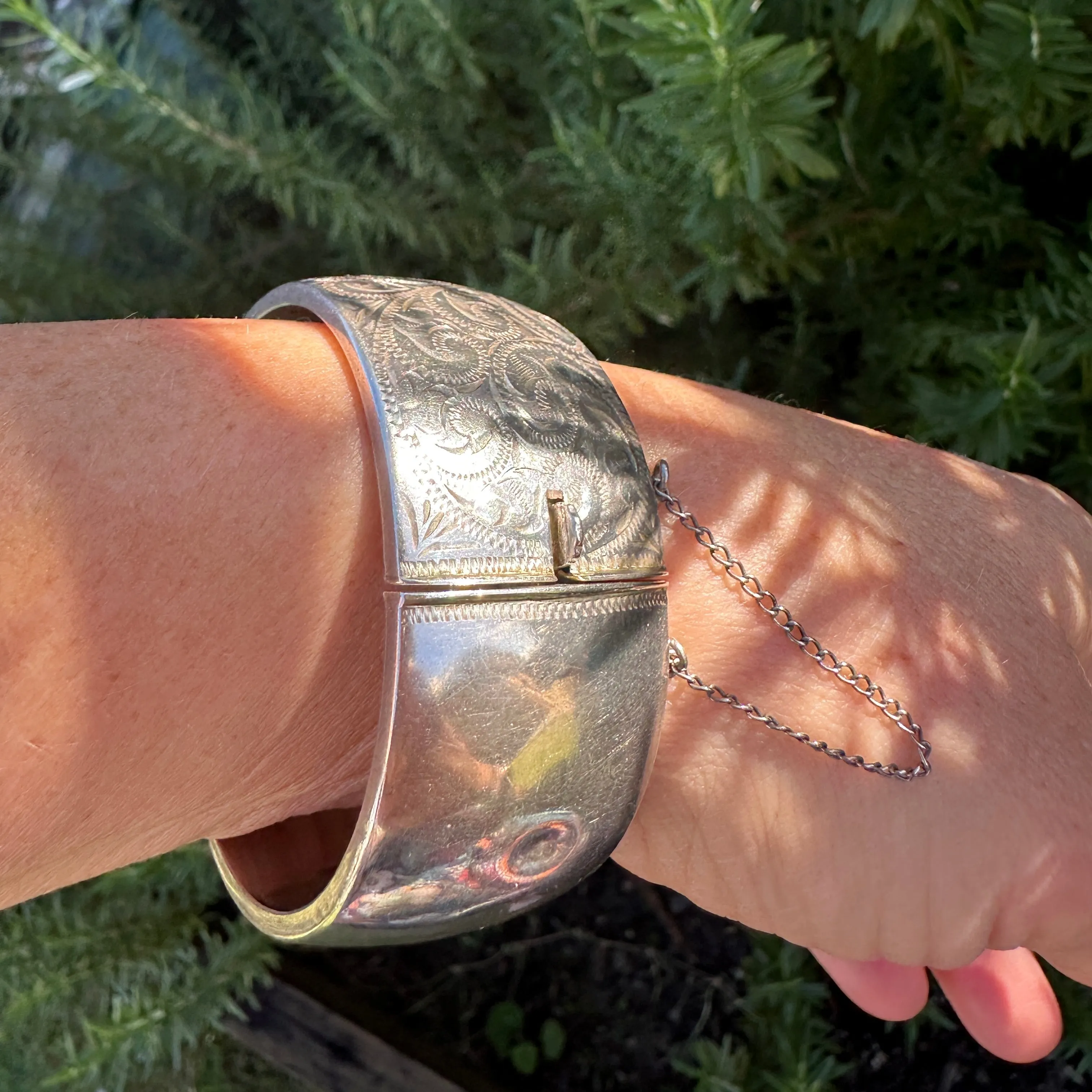 Vintage Hinged New Zealand Engraved Silver Hollow Bangle, Leaf or Fern Design, 25.75mm, 39.5g