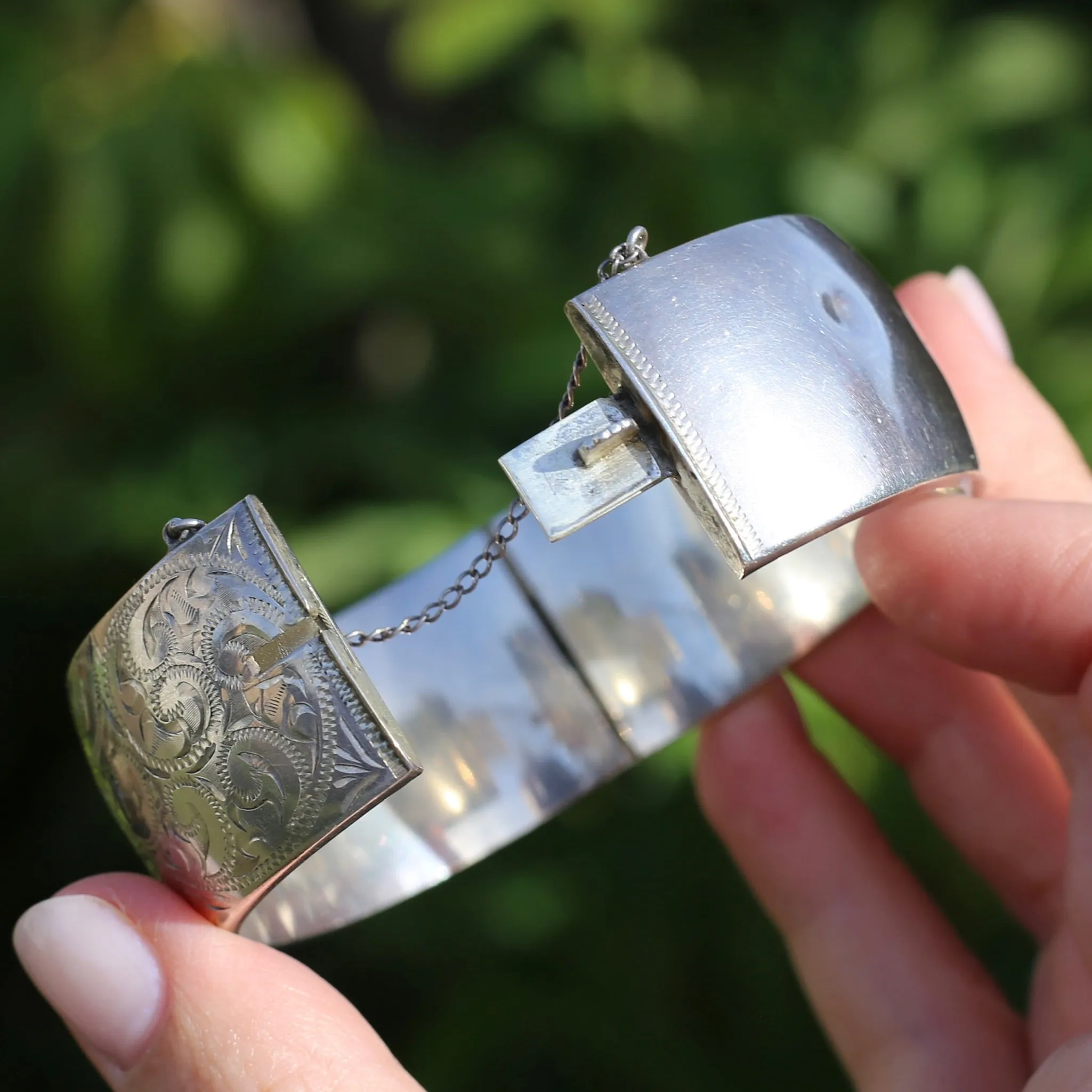 Vintage Hinged New Zealand Engraved Silver Hollow Bangle, Leaf or Fern Design, 25.75mm, 39.5g