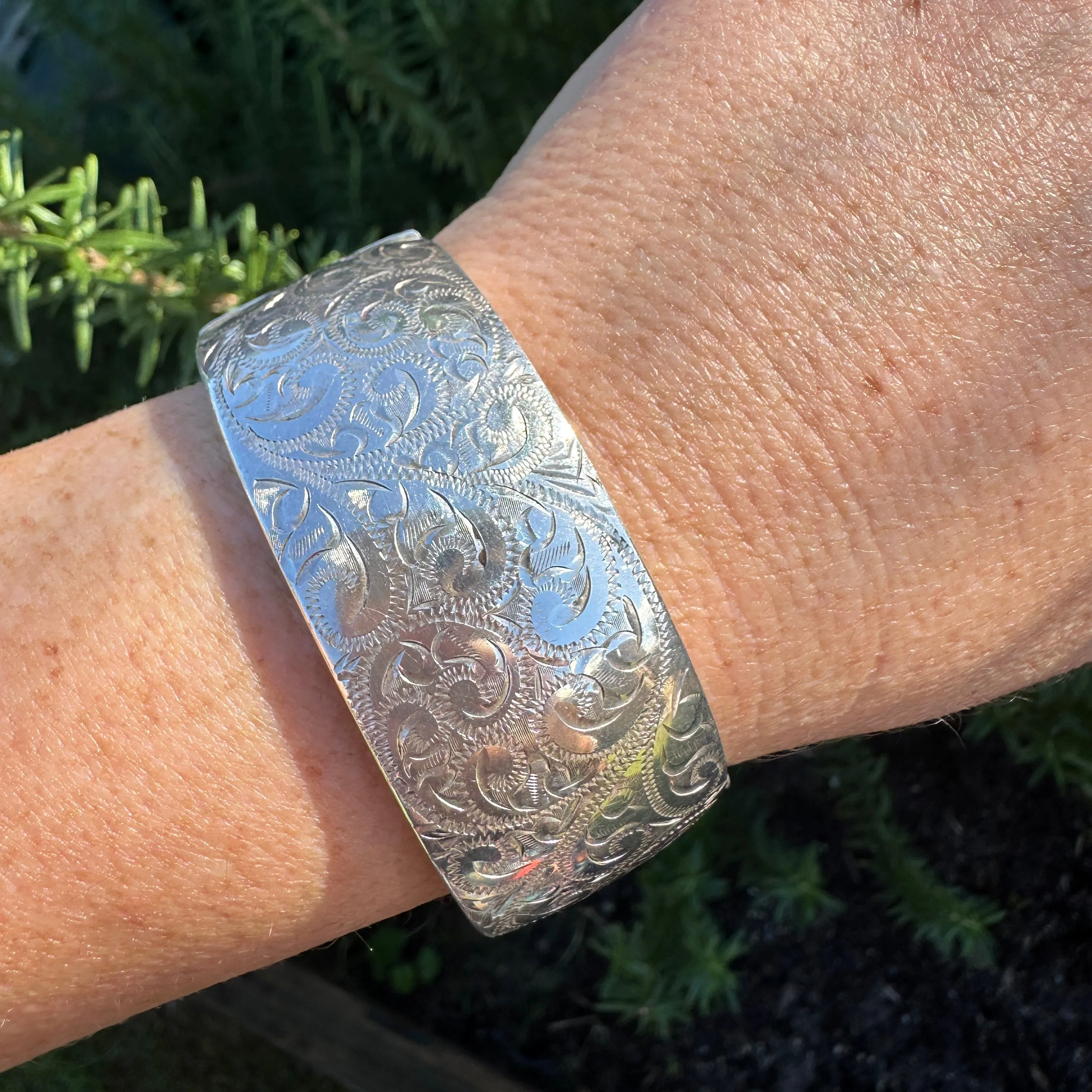 Vintage Hinged New Zealand Engraved Silver Hollow Bangle, Leaf or Fern Design, 25.75mm, 39.5g