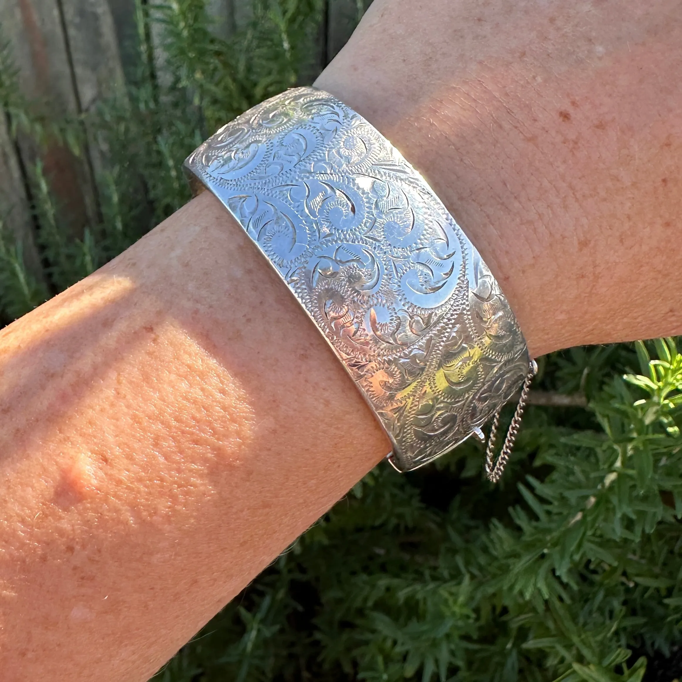 Vintage Hinged New Zealand Engraved Silver Hollow Bangle, Leaf or Fern Design, 25.75mm, 39.5g