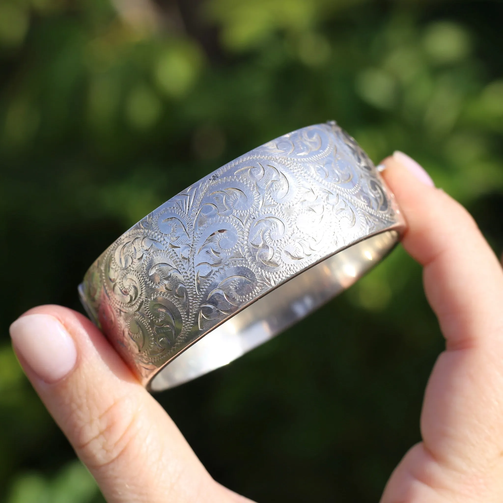 Vintage Hinged New Zealand Engraved Silver Hollow Bangle, Leaf or Fern Design, 25.75mm, 39.5g