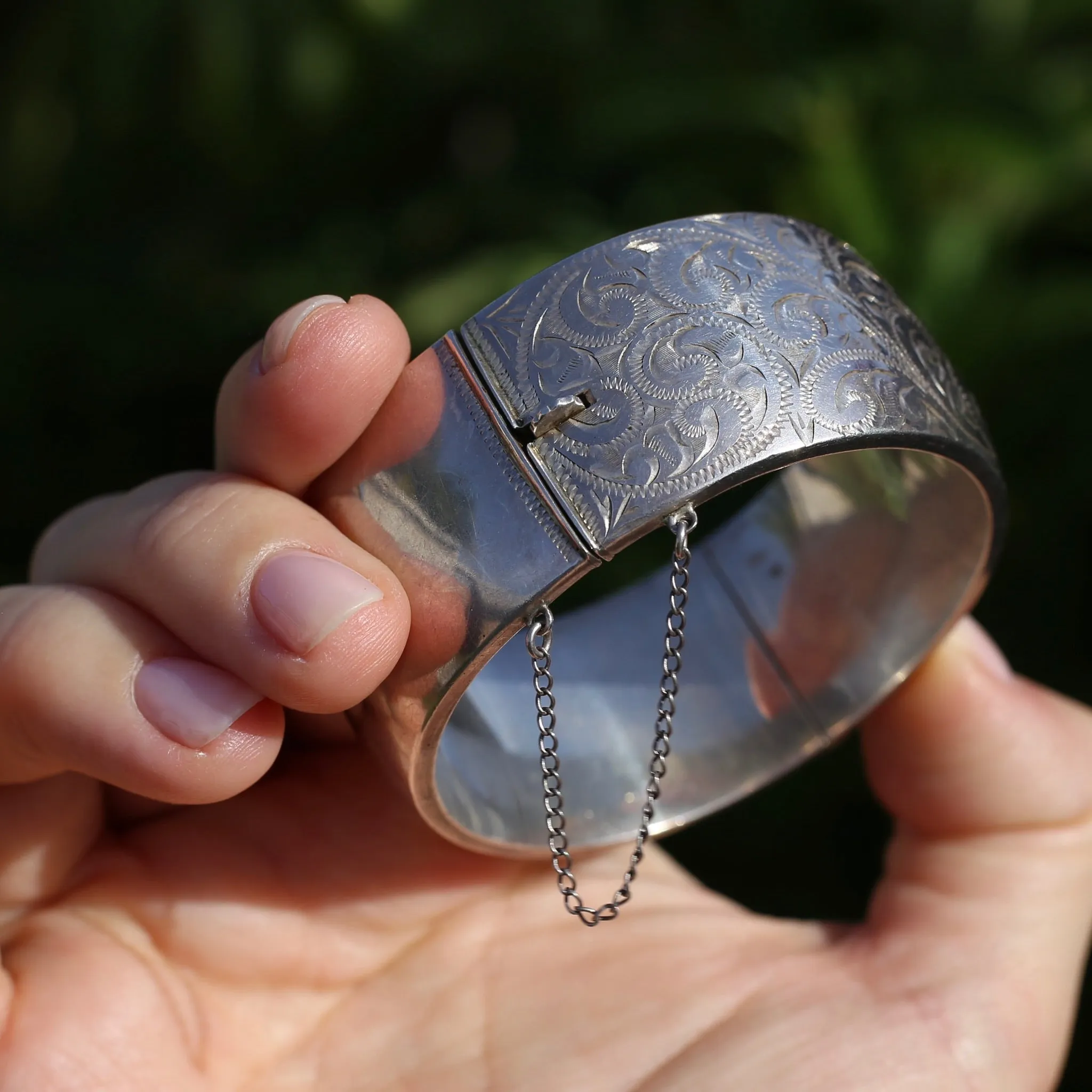 Vintage Hinged New Zealand Engraved Silver Hollow Bangle, Leaf or Fern Design, 25.75mm, 39.5g